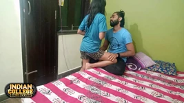 多汁的 18 岁苗条德西女友被印度大屁股性交