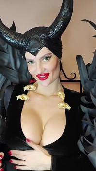 Maleficent houdt van dubbele penetratie met gothic dildo's