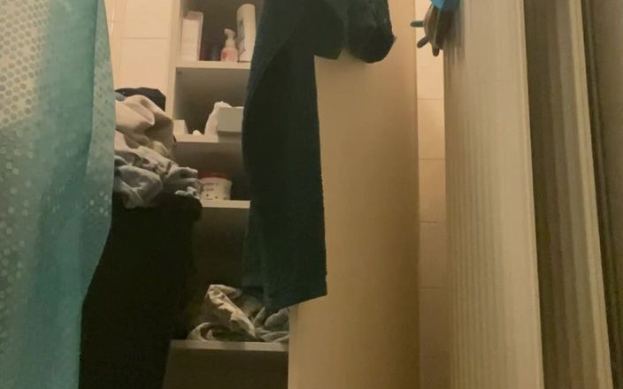 House mate: 男はパンツに小便をし、自分のケツの穴をファックする
