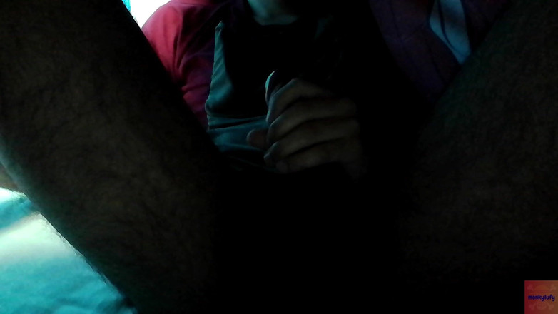 monkylufy: Masturbando-se para um vídeo hentai