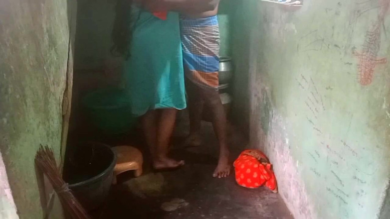 Desi Sathiya: Bini desi India berkongkek di kampung hasband