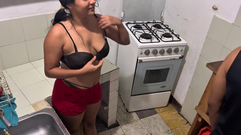 Gilversexy: Mutfakta komşumla çok sert sikişiyorum!