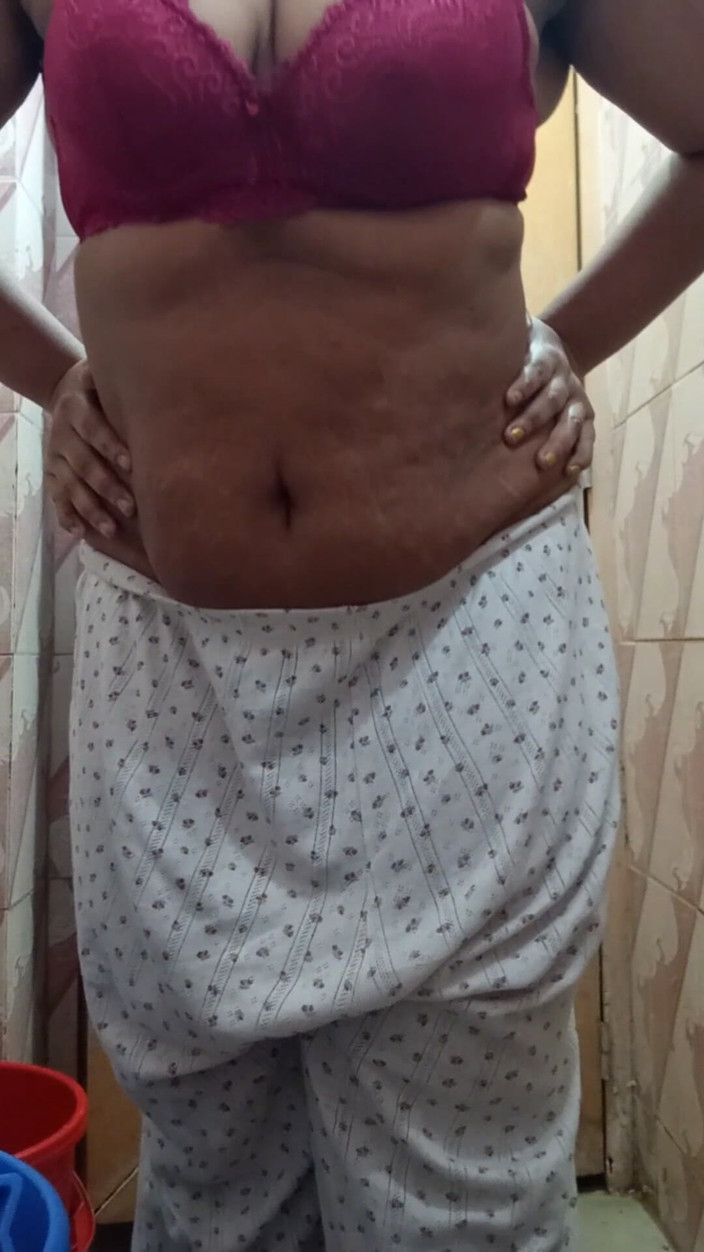 Black Adam: Indiana milf em solo de masturbação no chuveiro