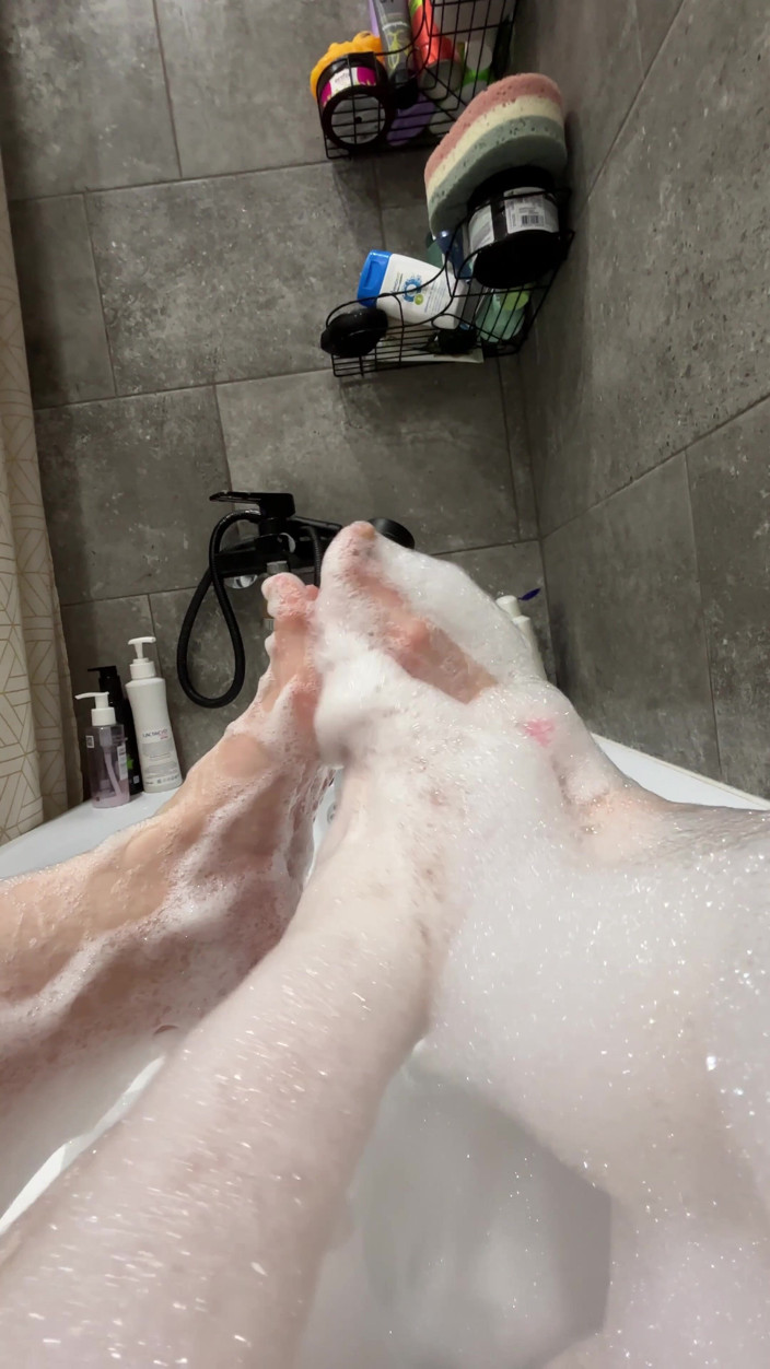 Nviz: Fetish Kaki Di Kamar Mandi
