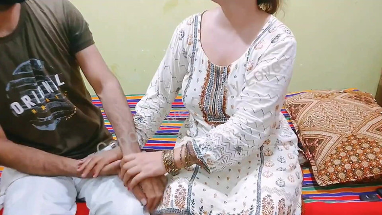 Pakistani CoupleX: Styvmamma knullad i perfekt rund röv hindi ljud