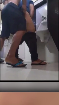 Öffentliche toilette ist immer ein ort, um einen schönen arsch zu ficken