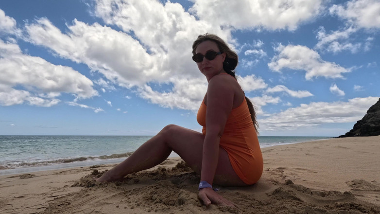 Emma Voyeur: Deusa Nua Na Praia - Uma Provocação Pública E Tentação