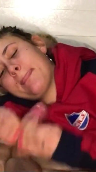 18letá nevlastní sestra bere do pusy velkou nálož spermatu