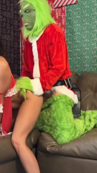 Who-ville - ibu-ibu seksi dientot sama raksasa pria ini untuk menyelamatkan natal