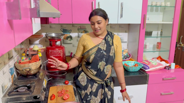 Hotty_ragini: Mi encantadora madrastra estaba cocinando en la cocina, el padrastro...