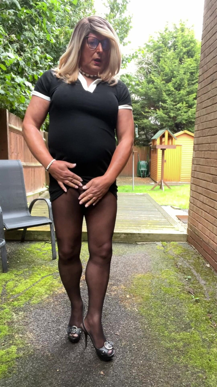 Kellycd2022: La sexy travestita kellycd2022 in calze nere senza cuciture