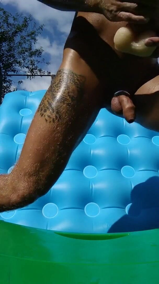 Latex Toys: Rijdend op een monsterlul
