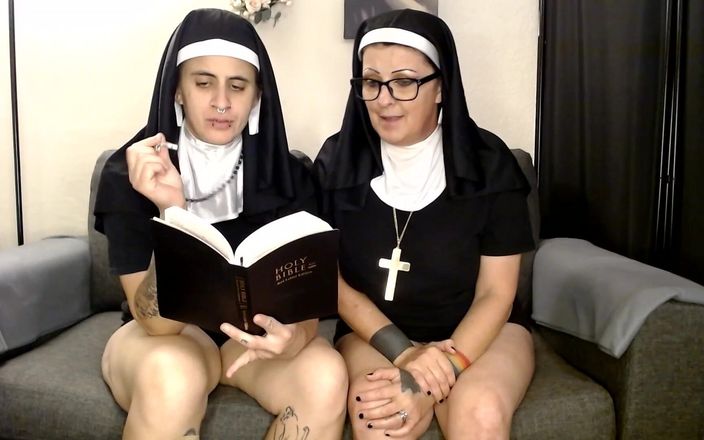 Abby Anna: Vuile geile nonnen masturberen poesje eten, betrapt op religieuze