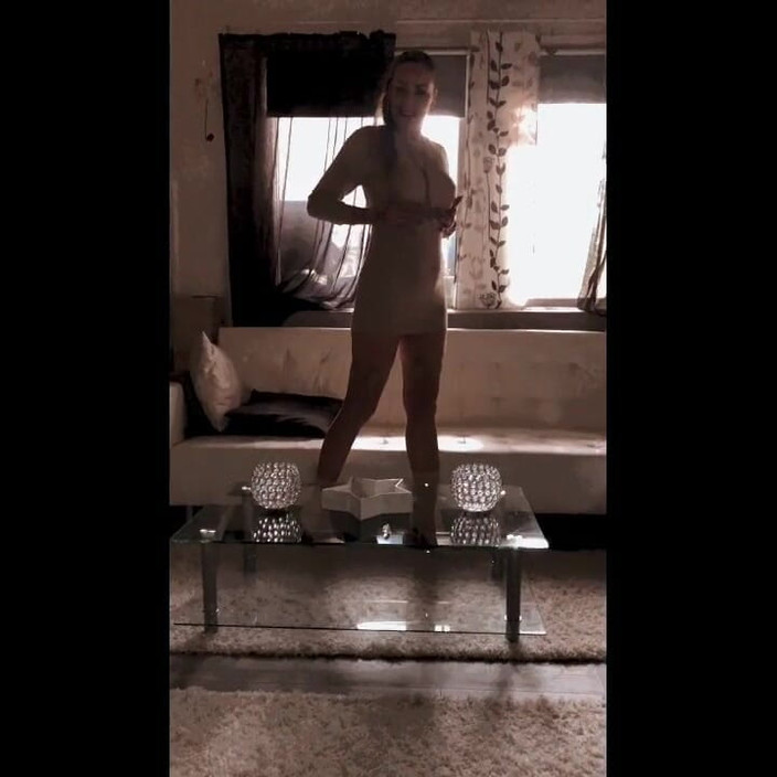 BambiAmbita: バンビビータはポレダンスでストリップとからかいをしています