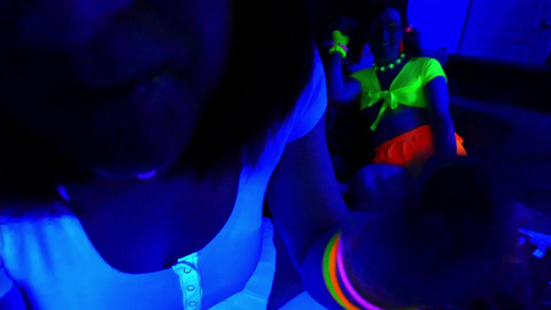 Lucy Essex CD: Lucy Essex cd spielt mit glow im dunklen alien-dildo unter...