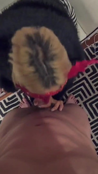 Elenaxxx sul divano fa un e fa una missionaria a letto pov e 3° persona