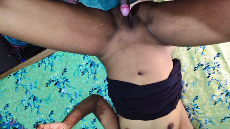 Graphic joy: Pasangan baru pertama kali mengintematik antara satu sama lain dengan...
