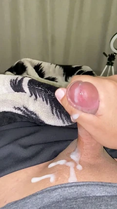 Brasiliansk twink älskar att komma innan hon går till sängs | Dylan Ford