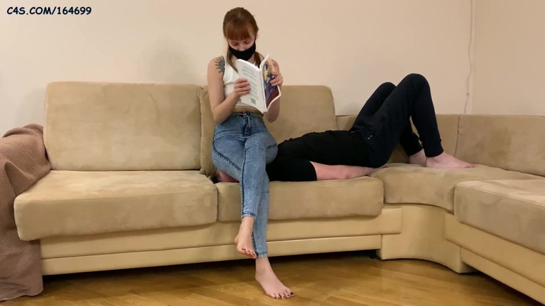 Petite Princesses Femdom: Dominatrix Kira usa su esclavo de silla para jeansitting ignora...