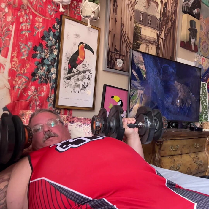 Hand-Free-Daddy-Chub: Gigantische Man in Worstelend Uniform Heeft Enorme Release Handenvrij