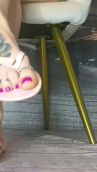 Lady Angela Toe Rings dan MILF flip flops