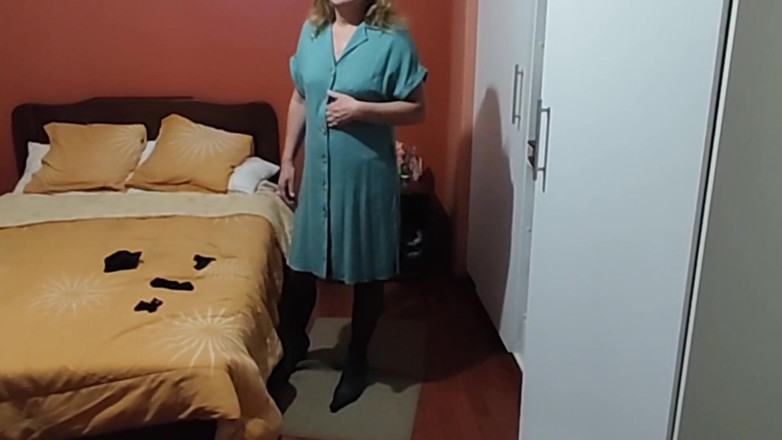 Ardientes69: Vracím se domů z práce natěšená a ukazuji se před...