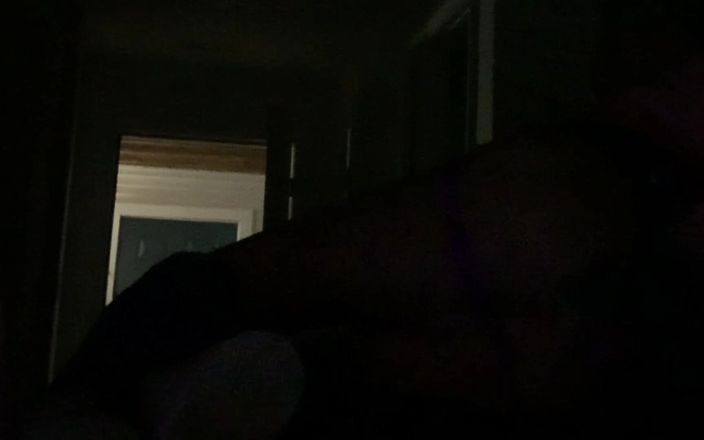 CindieLove: 娘娘腔暴露狂公寓门大开操屁股