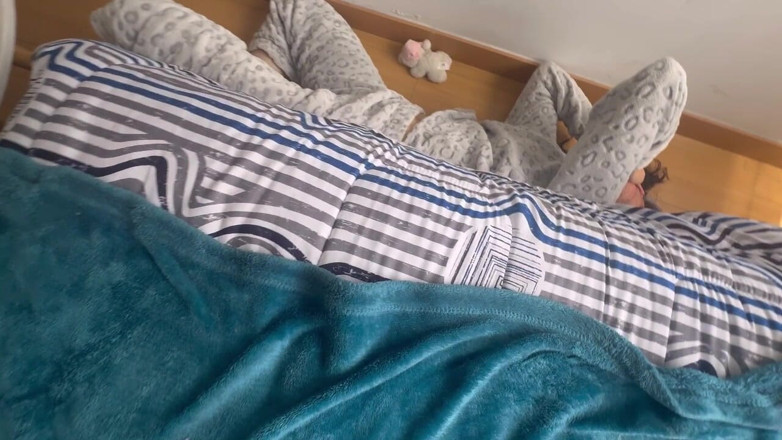 scarlettandc: Jego stopy mnie fascynują i dotyka całego mojego ciała