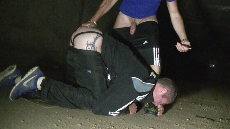 Sneaker gay: 荡妇穿着运动鞋在户外被干并被内射肛交