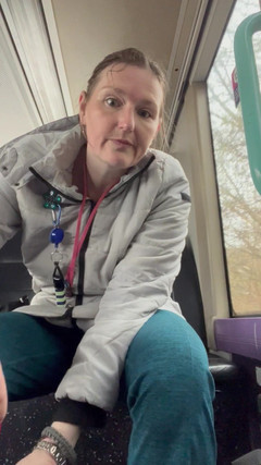 MistressWriggler: Holá prsa jako autobusový wanker! Hraji si se svými nádhernými...