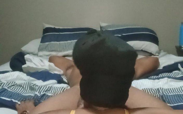 Tj Gyno: Une grosse MILF noire exhibe son cul sexy pour une...