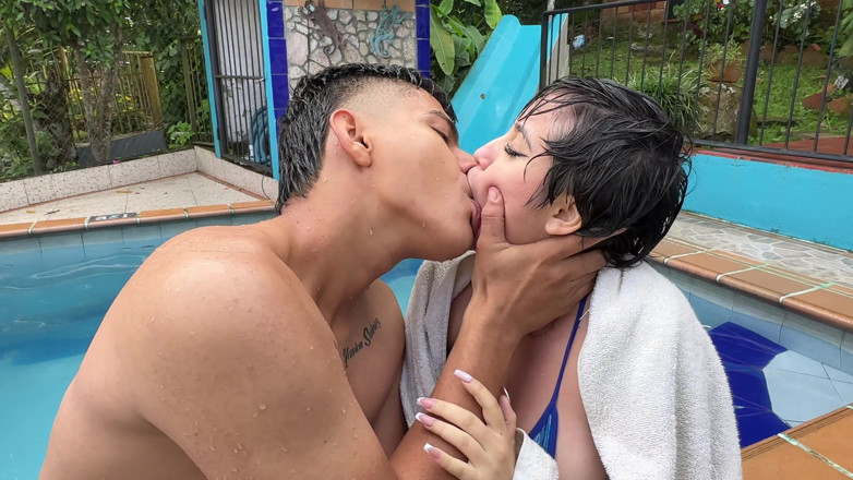 ManuelaAlvarez: 私は私のセクシーな大きなお尻の義理の妹を助けますので、彼女はそれと引き換えにプールに入らないようにします、彼女は私に彼女の引き締まったお尻を激しくファックさせてください