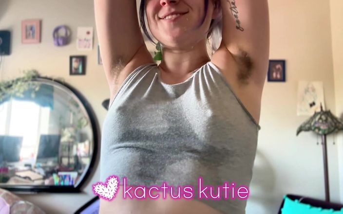 Kactus kutie: Kleine hüpfende möpse schwitzen im grauen hemd