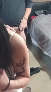 Masturbându-mă bine, prietenul meu îmi lovește soția