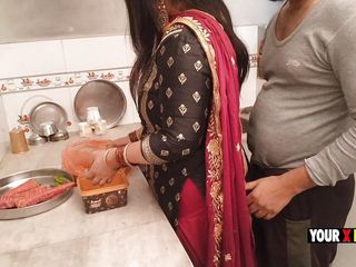 Your x darling: Punjabi-stiefmutter fickt in der küche, wenn sie das abendessen für...