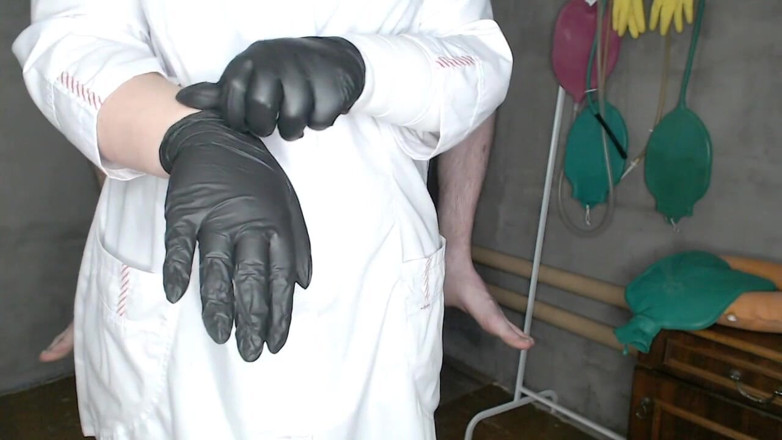 OurFetishLife: Knubbig vacker sjuksköterska ger en 1,5 liter lavemangspåse till patienten