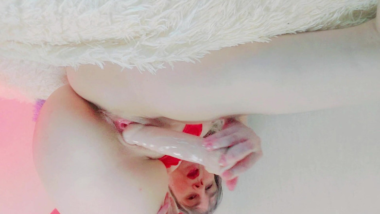 Nicolette69w: MILF Plays with Pussy