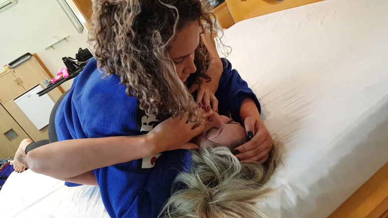 FetishKing: Lotta lesbica con le mani sulla bocca - prova a respirare...
