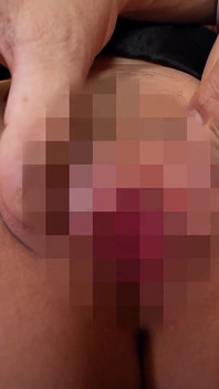 Padrastro pervertido ataca el coño de su hijastra solitaria. Ella gradualmente se engancha con