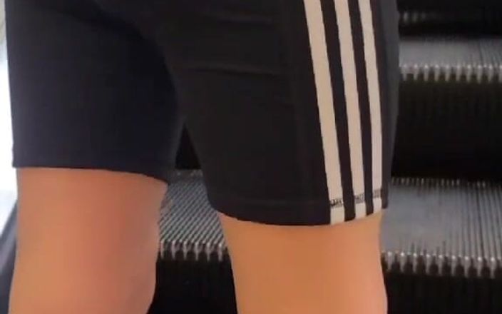 Kinkytwinkpamps: Femboy在商场的灌肠上穿着瑜伽短裤