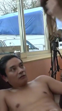 Pelajar remaja muda yang cantik berambut coklat dikongkek keras berganda dan tubuhnya diliputi oleh rakan sekelas