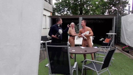 Deutschland porn: Olgun iri güzel kadın oyuncu seçmelerinde kanepede sikiliyor