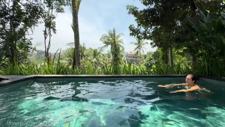 Princess Monica: Tachinare în rochie See-thru în aer liber la piscină, Strip