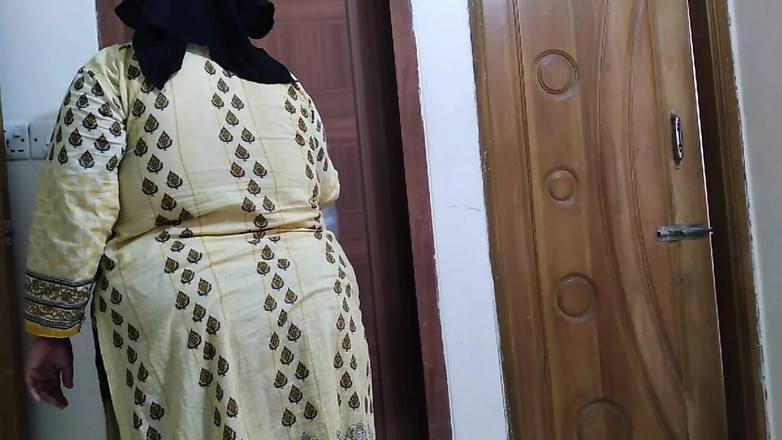 Aria Mia: Cặp mông mập mạp của Sabita Bhabhi được cha dượng giải...