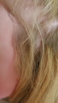 Awek blonde submisif Kxtten dikongkek dan dipancut mani oleh batang mainan!