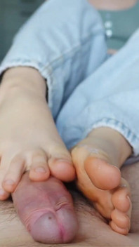 Footjob with Cum on the Petite Toes