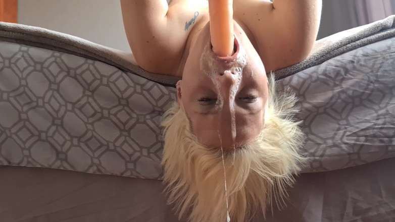 domslutfucker: Pelacur blonde mengongkek tekaknya sendiri dengan dildo