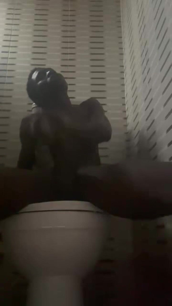 Dickofpolicy: Una breve in bagno