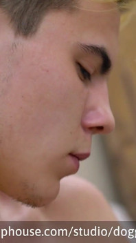 Twink Cum se nad ním postříká