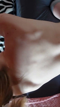 Deutsche blonde kunststudentin teen beim privaten amateur-gruppensex mit creampie